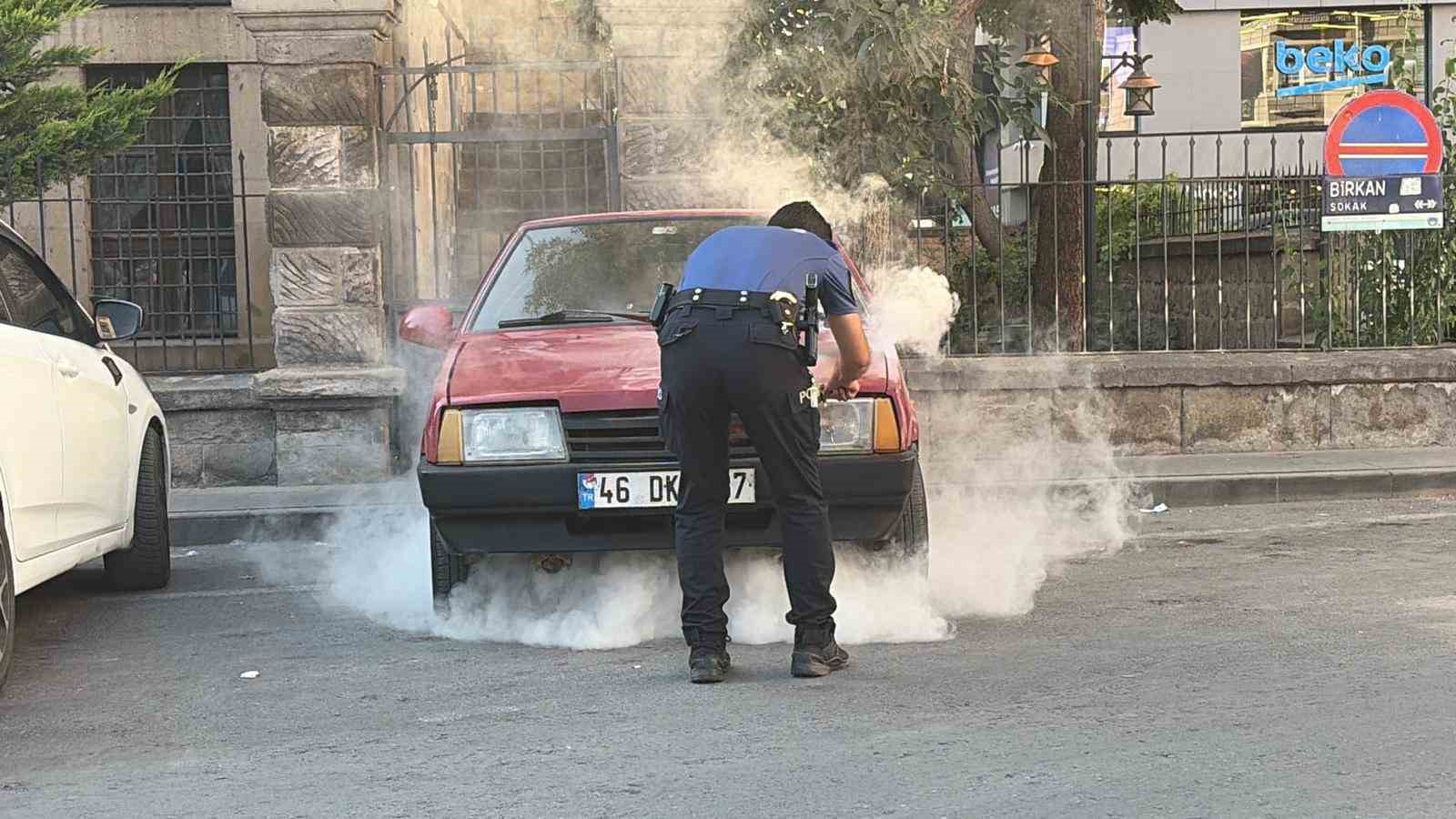 Kayseri’de park halindeki arabada yangın