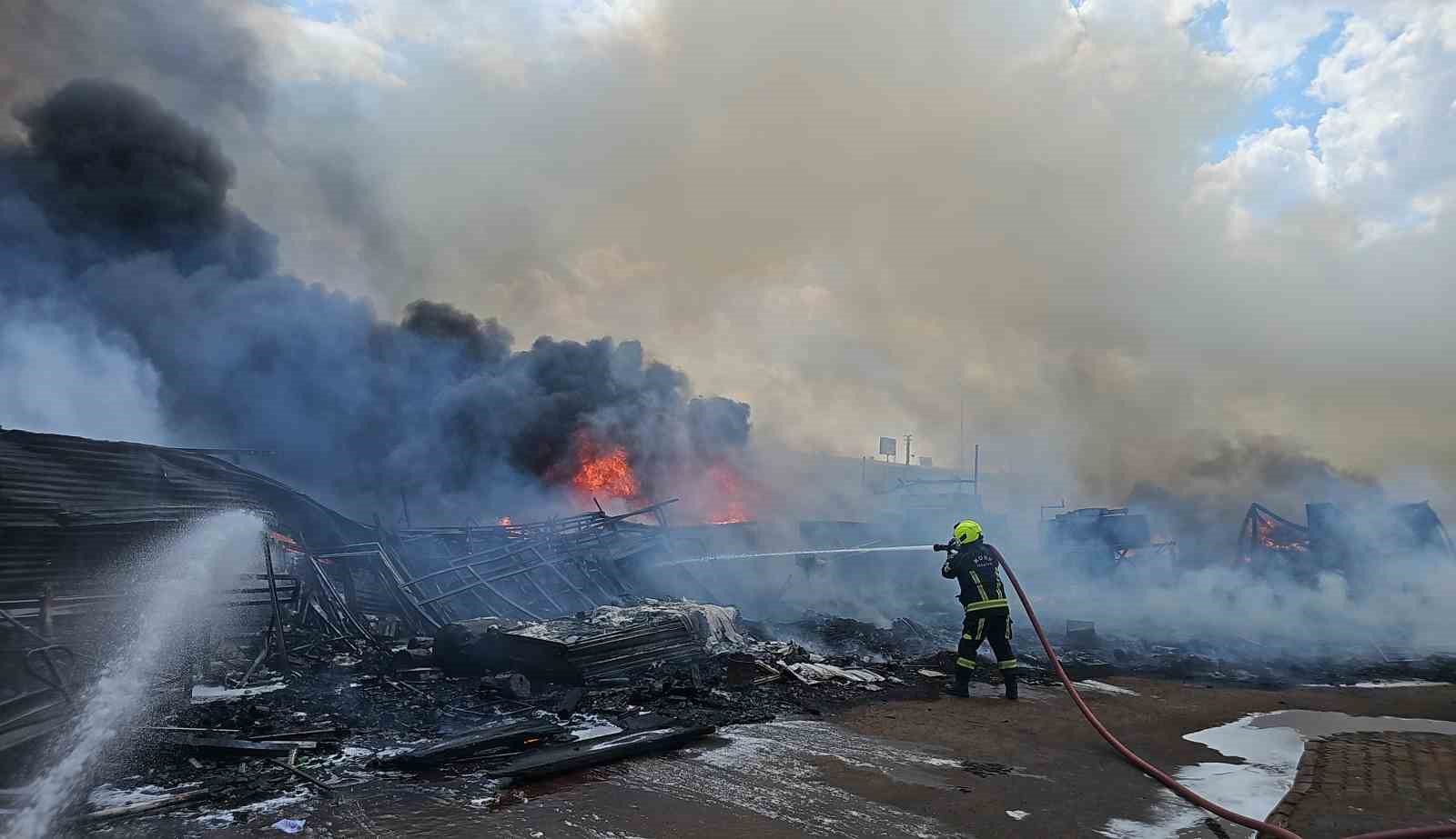 Kayseri'deki Hurda Yangını İki Saatte Kontrol Altına Alındı
