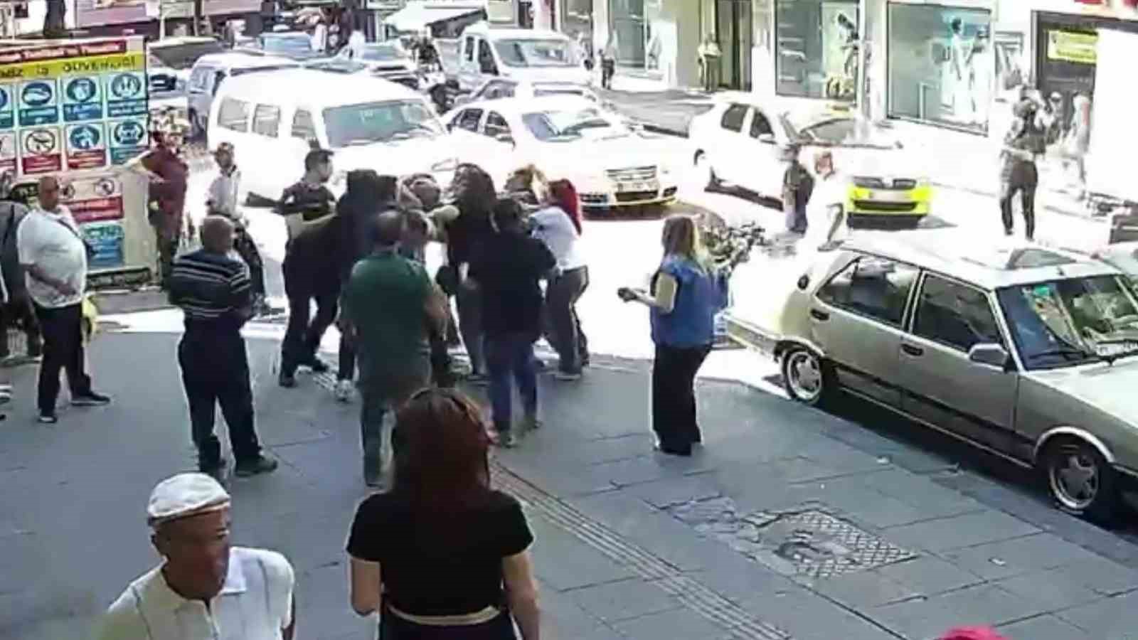 Kaza Sonrası Çıkan Kavgada Kadın Sürücü Darp Edildi: Çocuklar ve Yardım Çabaları