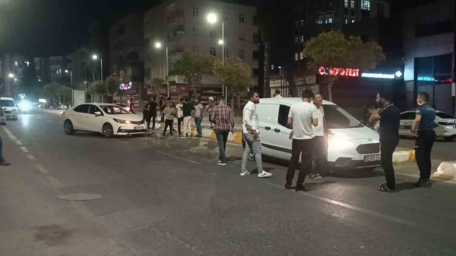 Kaza yapan araçlar polis memurunu ezdi