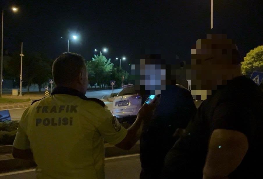 Kaza yapan şoför yerine oburunu getirdi, kamera oyunu bozdu