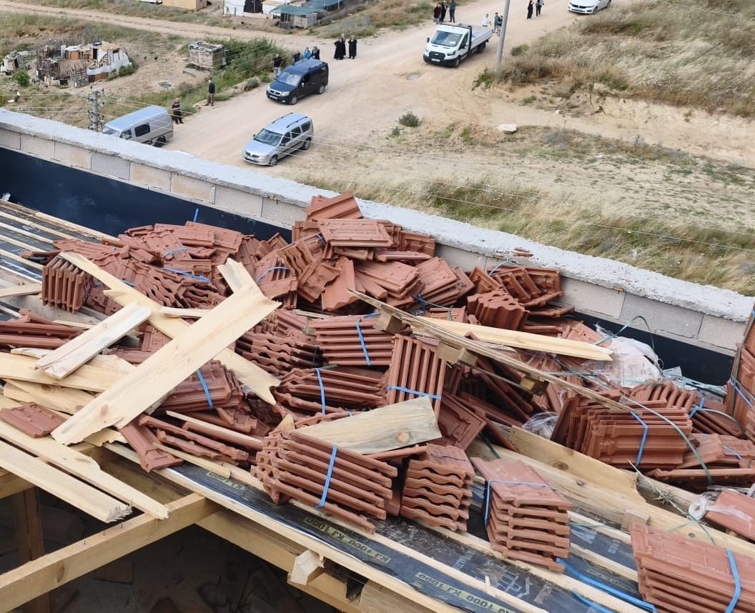 Kiremitlerin altında kalan 2 emekçi yaralandı