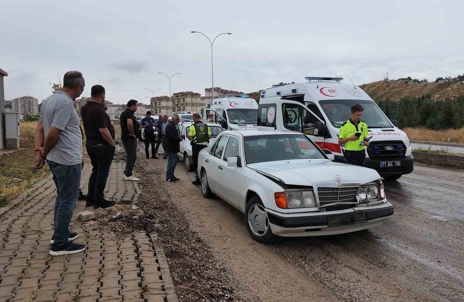 Kırıkkale’de iki araba çarpıştı: 3 yaralı