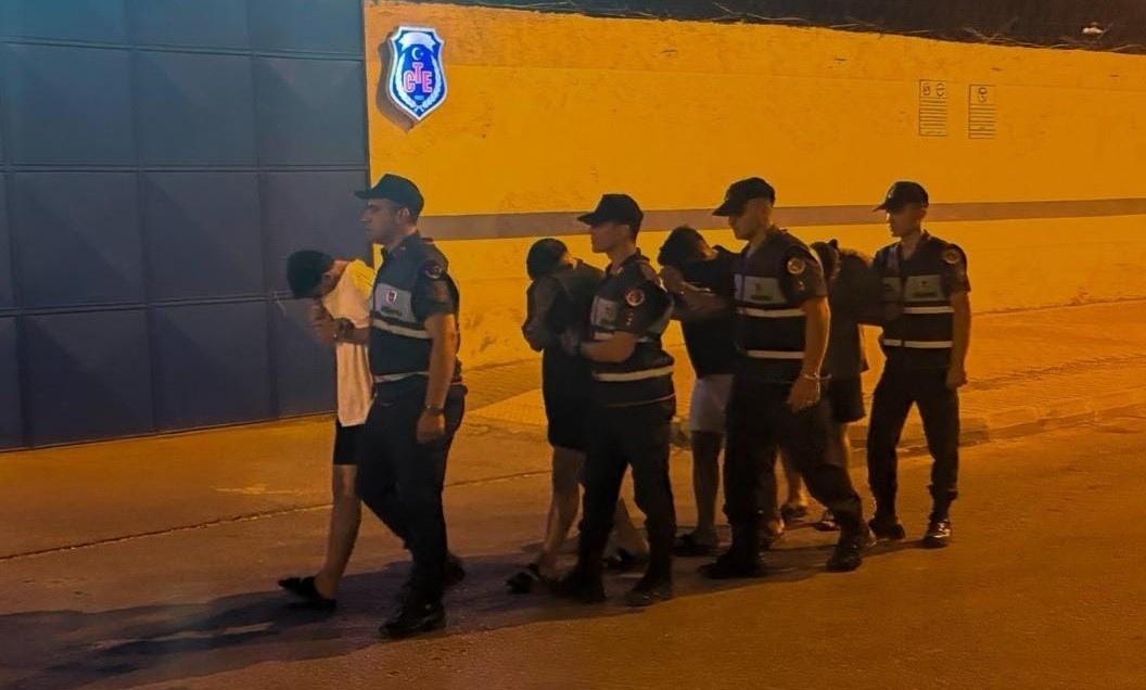 Kızkalesi’nde kimlik göstermek yerine polise karşı gelen 4 kuşkulu tutuklandı