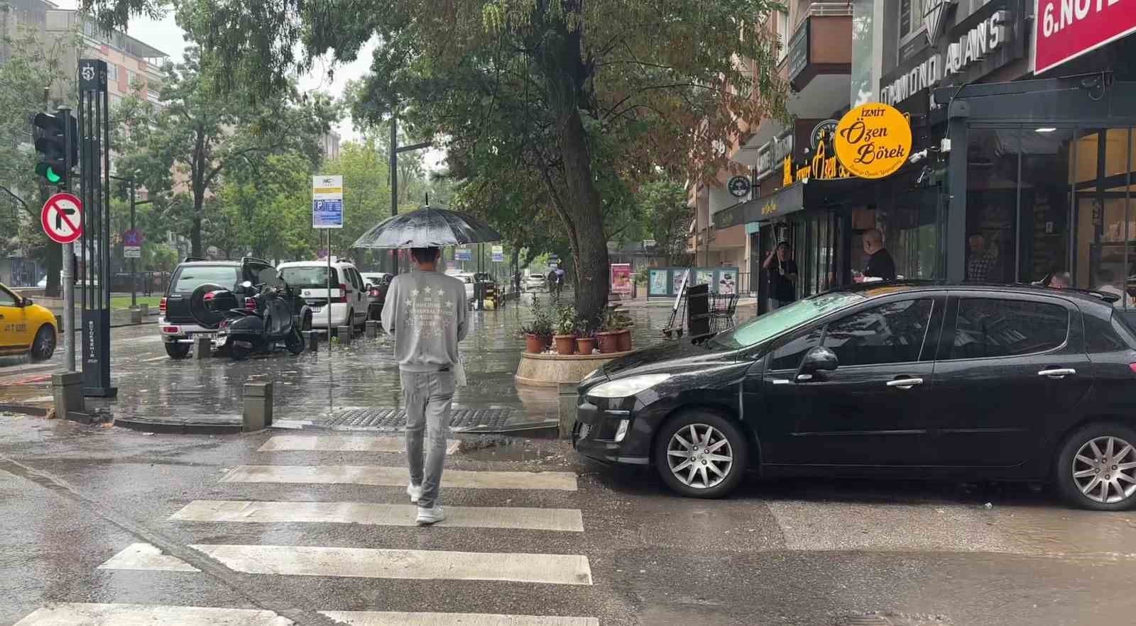 Kocaeli’de ansızın bastıran sağanak hayatı olumsuz etkiledi