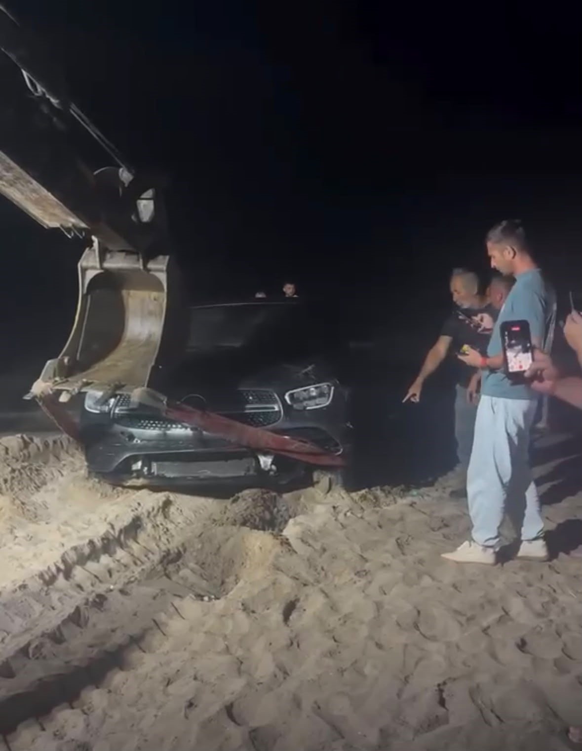 Kocaeli’de denetimden çıkan araba denize uçtu
