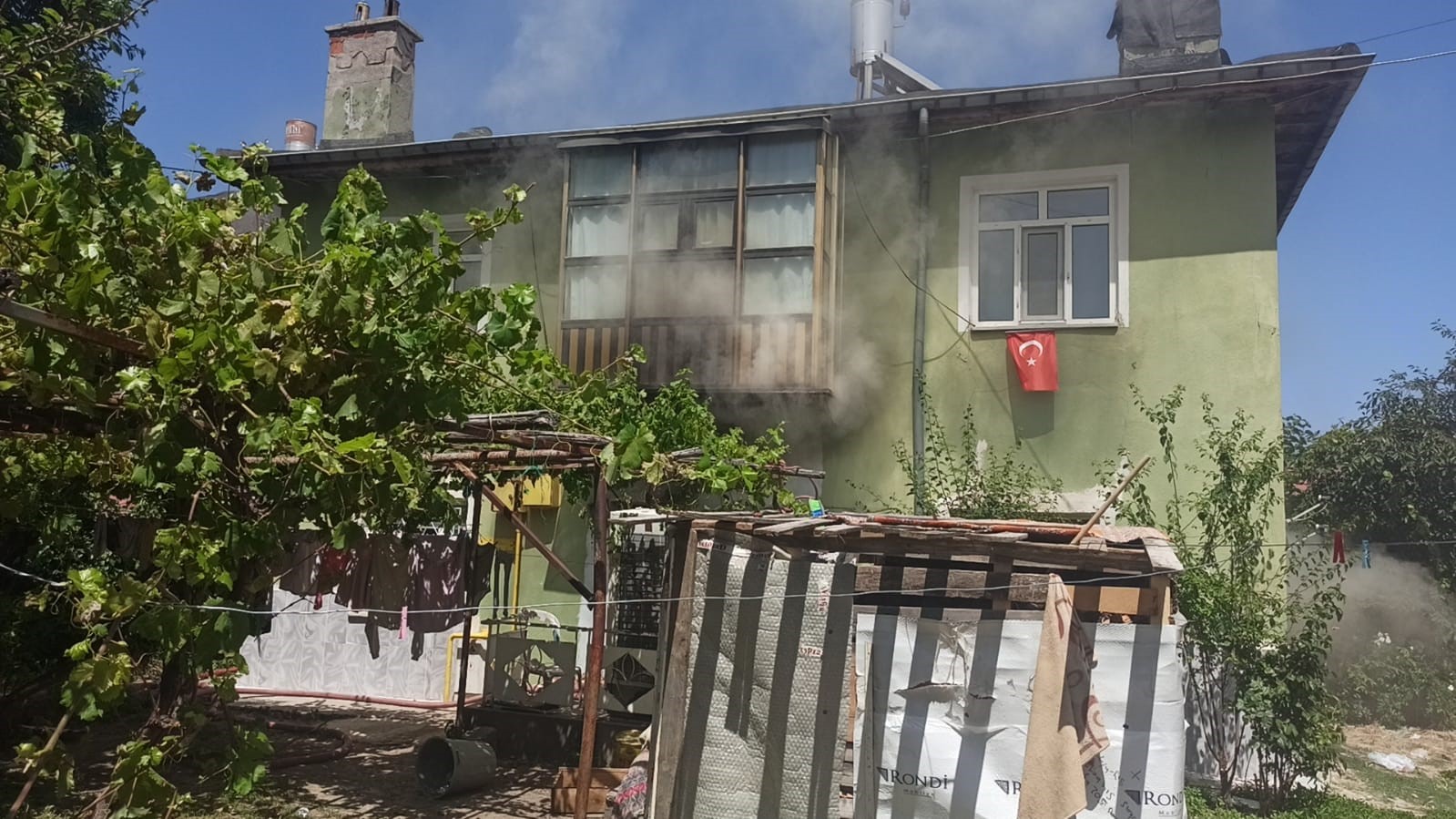Konutta yangın çıktı, kilitli kalan 5 çocuk kurtarıldı