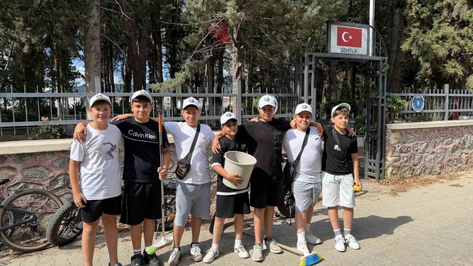Küçük yüreklerden büyük vefa: Şehitliği temizleyip güllerle donattılar