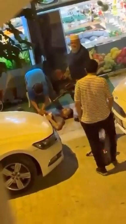 Küçükçekmece’de gebe eşine tatlı almaya çıkan adama bıçaklı dehşet