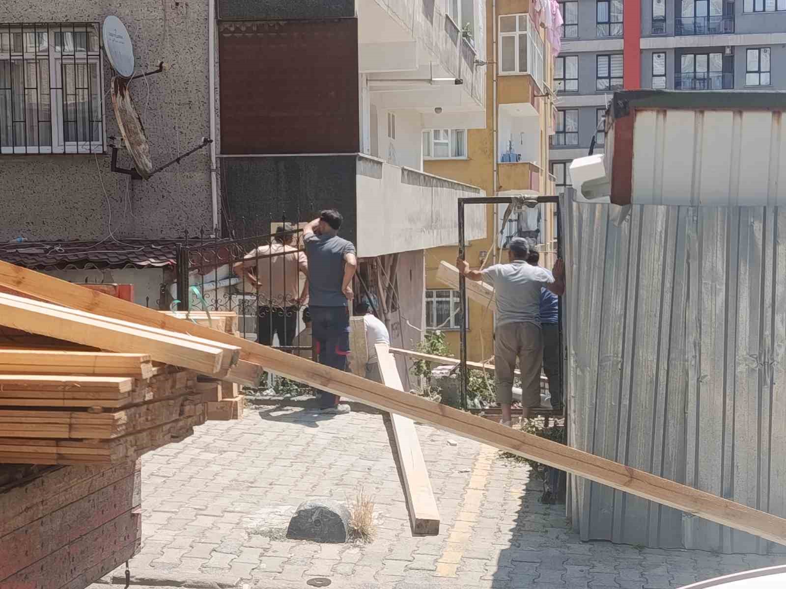 Küçükçekmece’de İnşaatta Merdiven Çöktü, Vatandaşlar İtfaiye Tarafından Kurtarıldı
