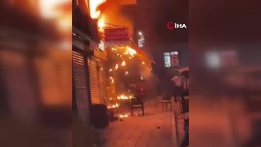 Küçükçekmece’de restoranın bacasında çıkan yangın 5 katlı binaya sıçradı