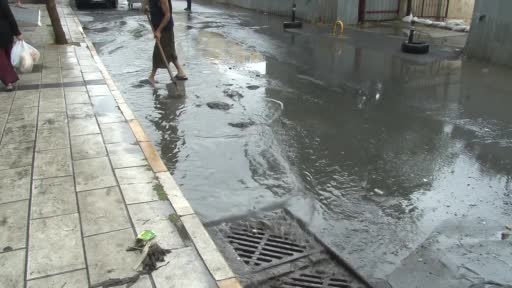 Küçükçekmece'deki Dere Taşmasıyla İş Yerleri ve Yollar Sular Altında Kaladı
