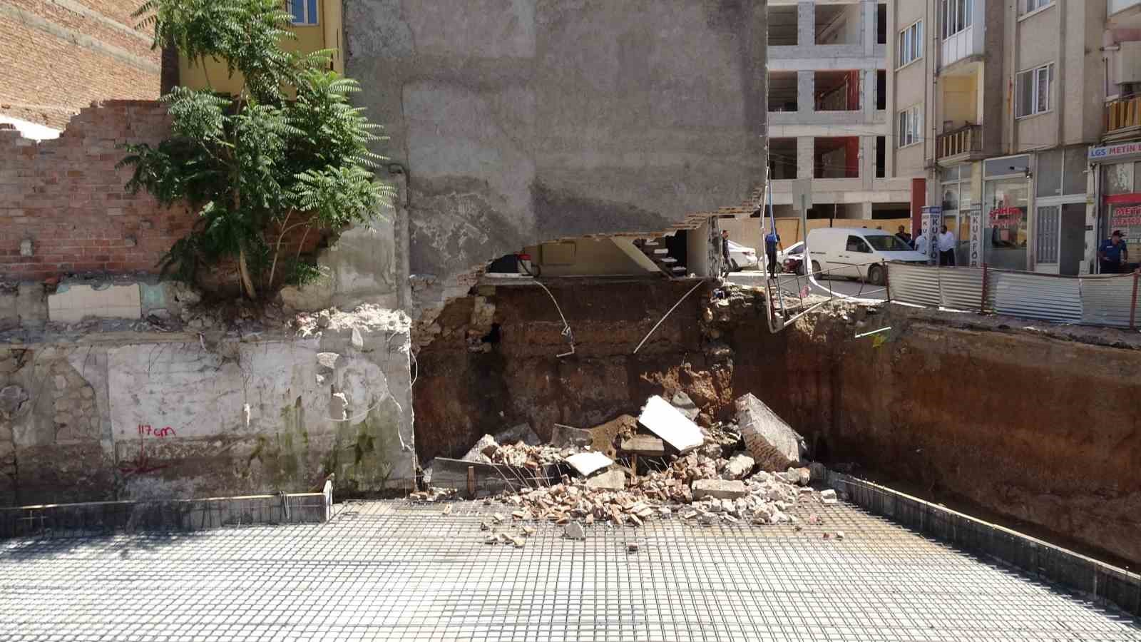 Malatya’da göçük sonrası mühürlenen apartmandan kopan modüller paniğe sebep oldu