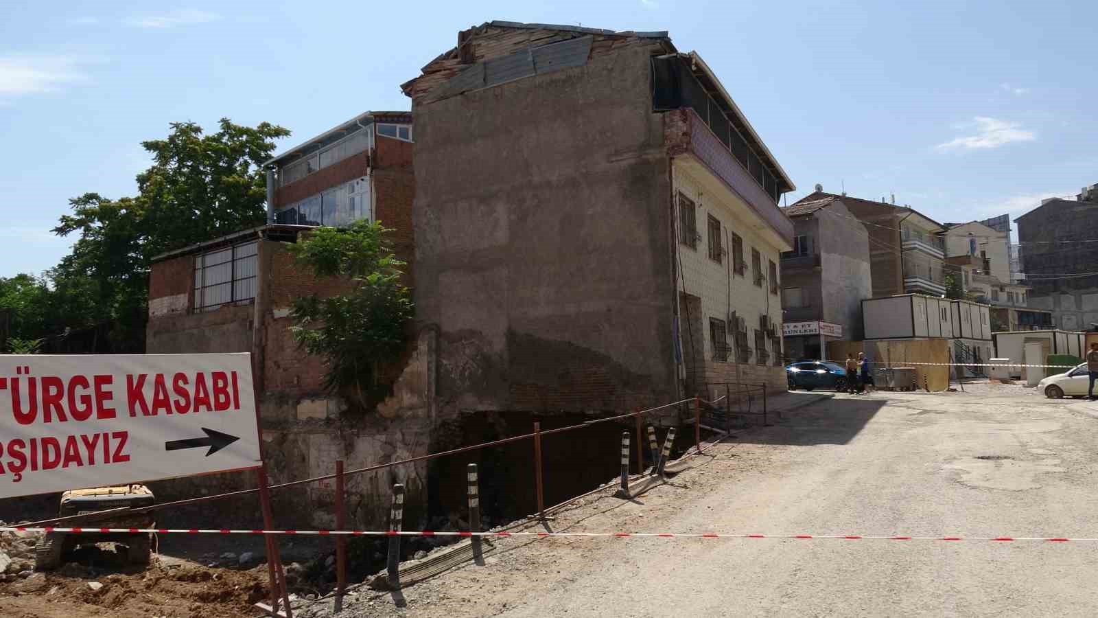 Malatya'da Temel Çöküğü Nedeniyle Apartman Boşaltıldı
