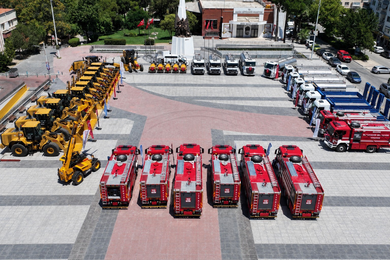 Manisa Büyükşehir Belediyesi Filolarını 37 Yeni Araçla Güçlendirdi