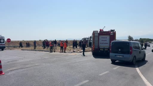Manisa’da kamyonet ile özel halk otobüsü çarpıştı: 1 meyyit, 4’ü ağır çok sayıda yaralı var
