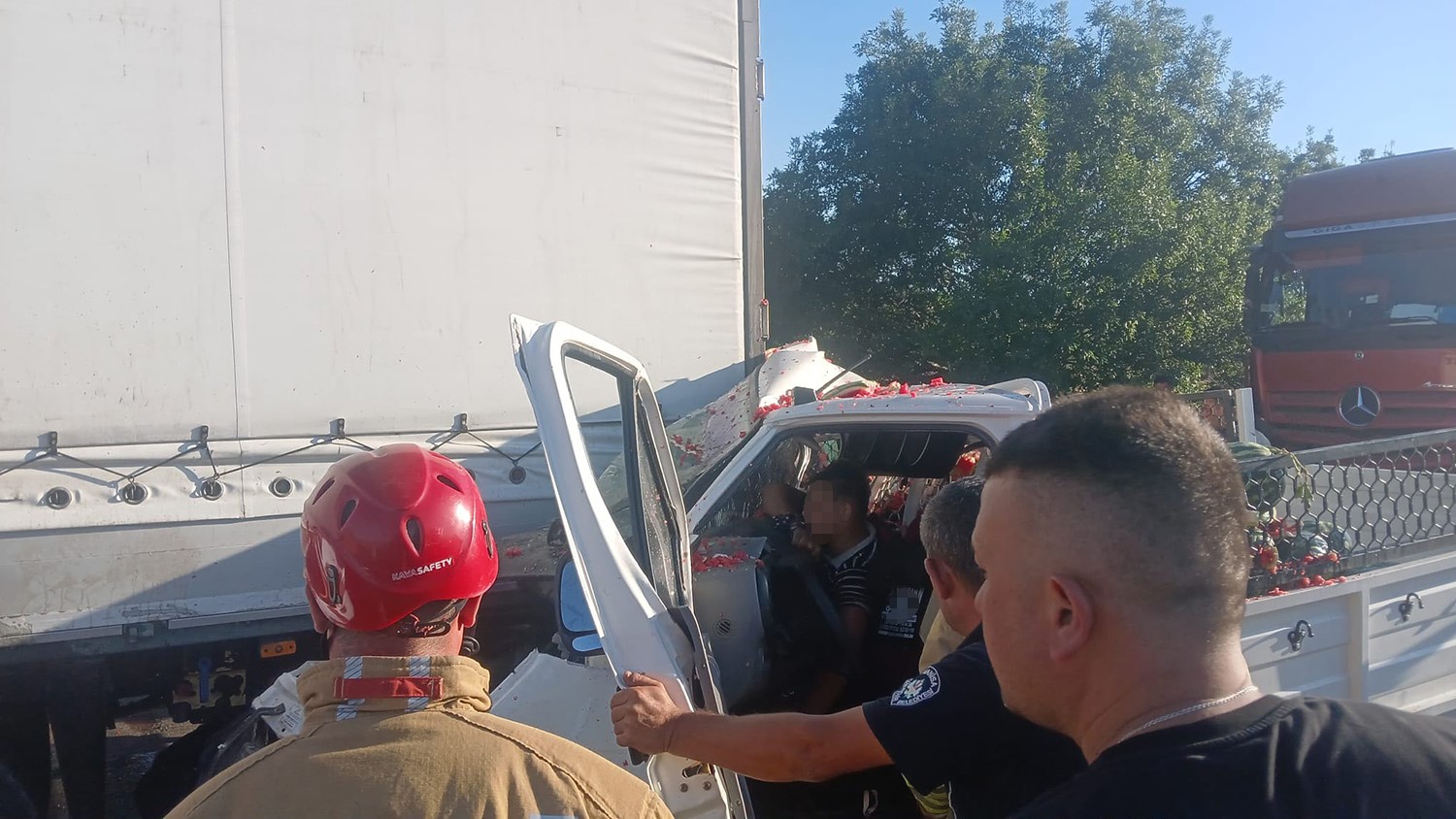 Manisa’da kamyonet tıra çarptı: 1’i ağır 2 yaralı