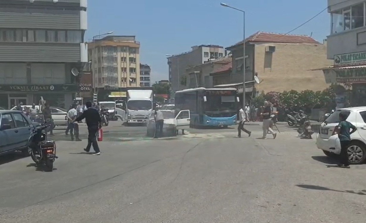 Manisa'da Seyir Halindeki Otomobil Alev Aldı