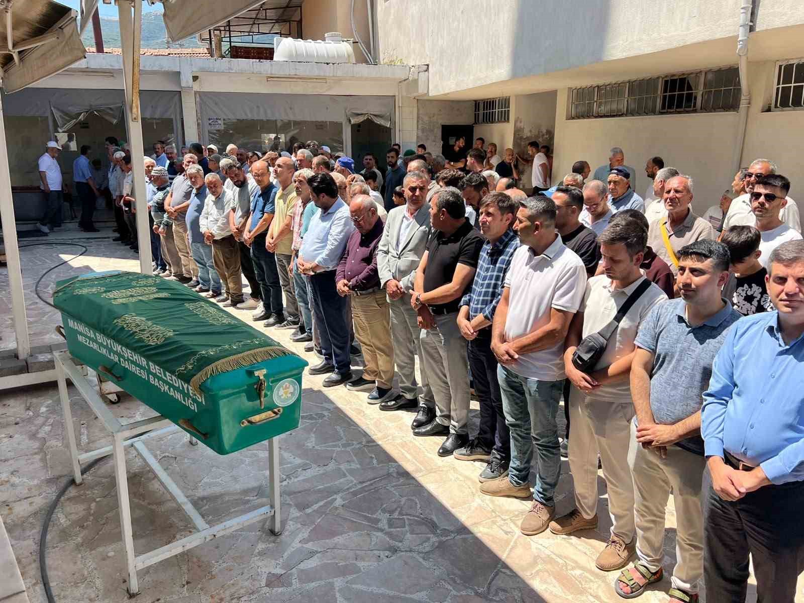 Manisa’daki korkunç kazada hayatını kaybeden 2 kişi defnedildi