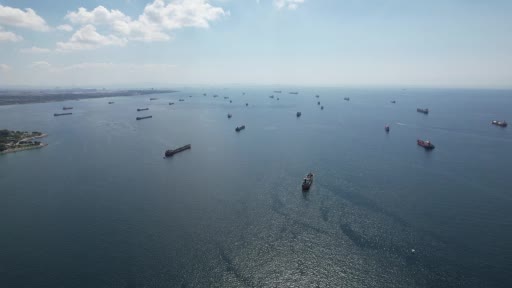 Marmara Denizi’ndeki gemi yoğunluğu Avcılar’da havadan dronla görüntülendi