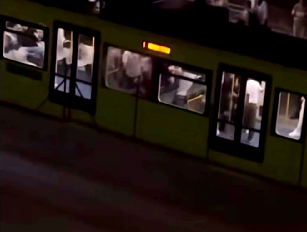 Metro istasyonunda tekmeli yumruklu hengame