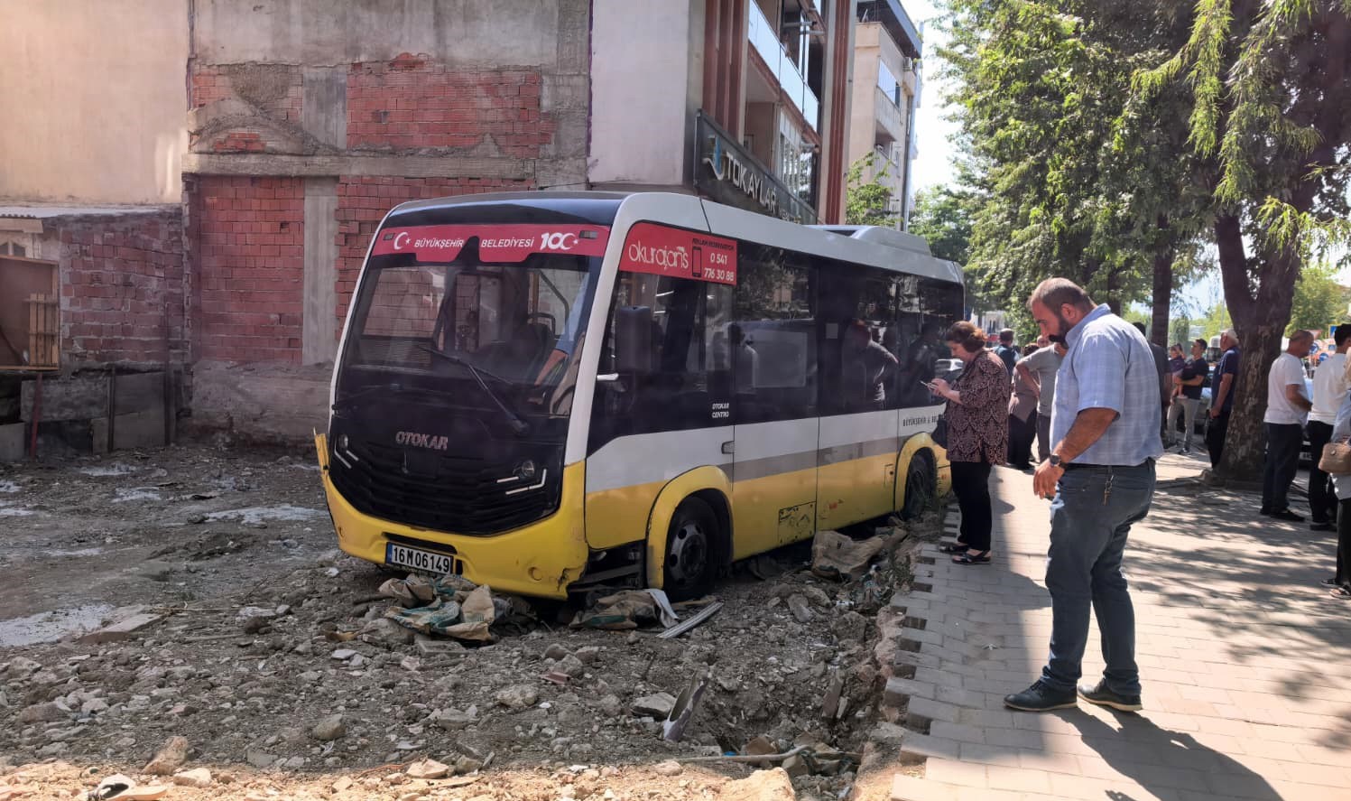 Minibüs, iş yerine çarptıktan sonra boş yere uçtu