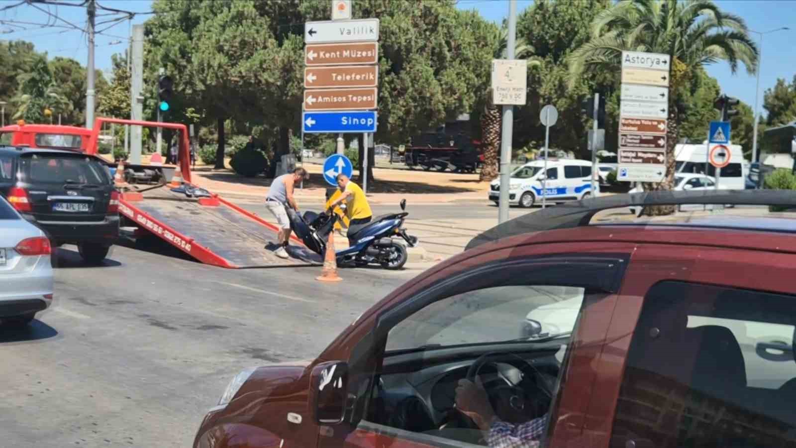 Motosiklet ile araba çarpıştı