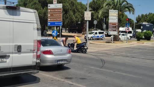 Motosiklet ile araba çarpıştı