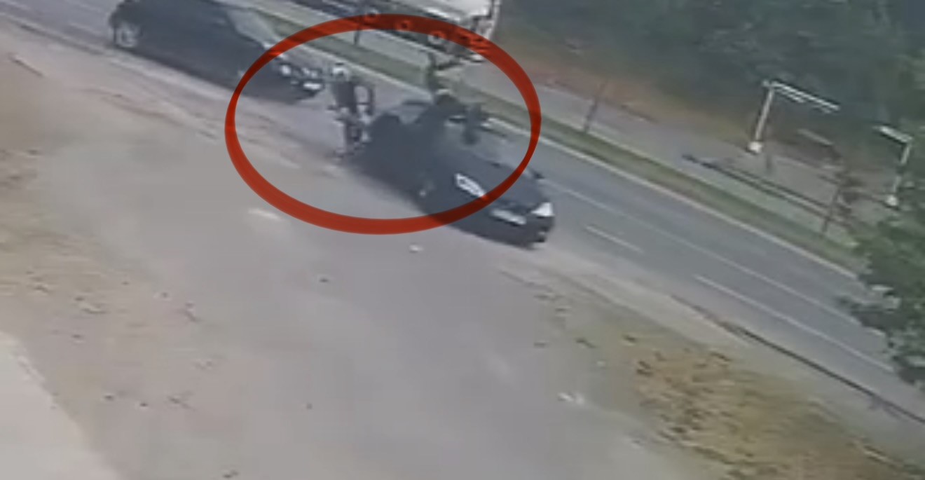 Motosikletin arabaya çarpma anı kamerada: 2 yaralı