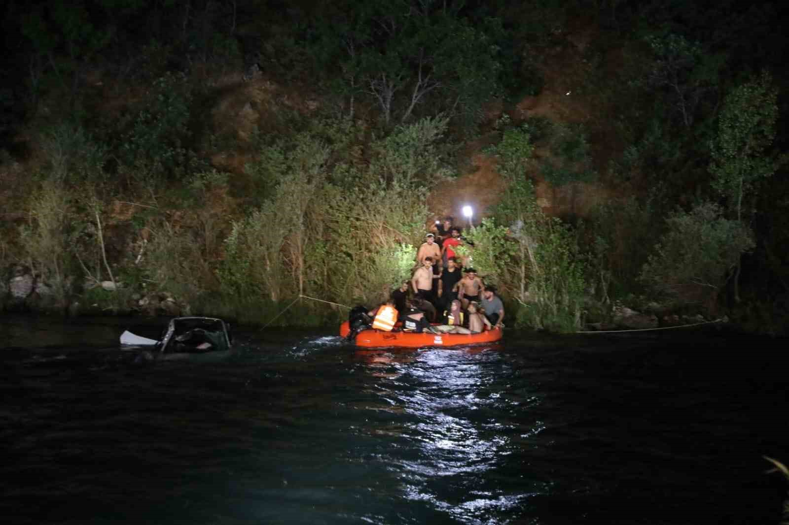 Munzur Nehri’ne yuvarlanan araçtan atlayan bayan hayatını kaybetti