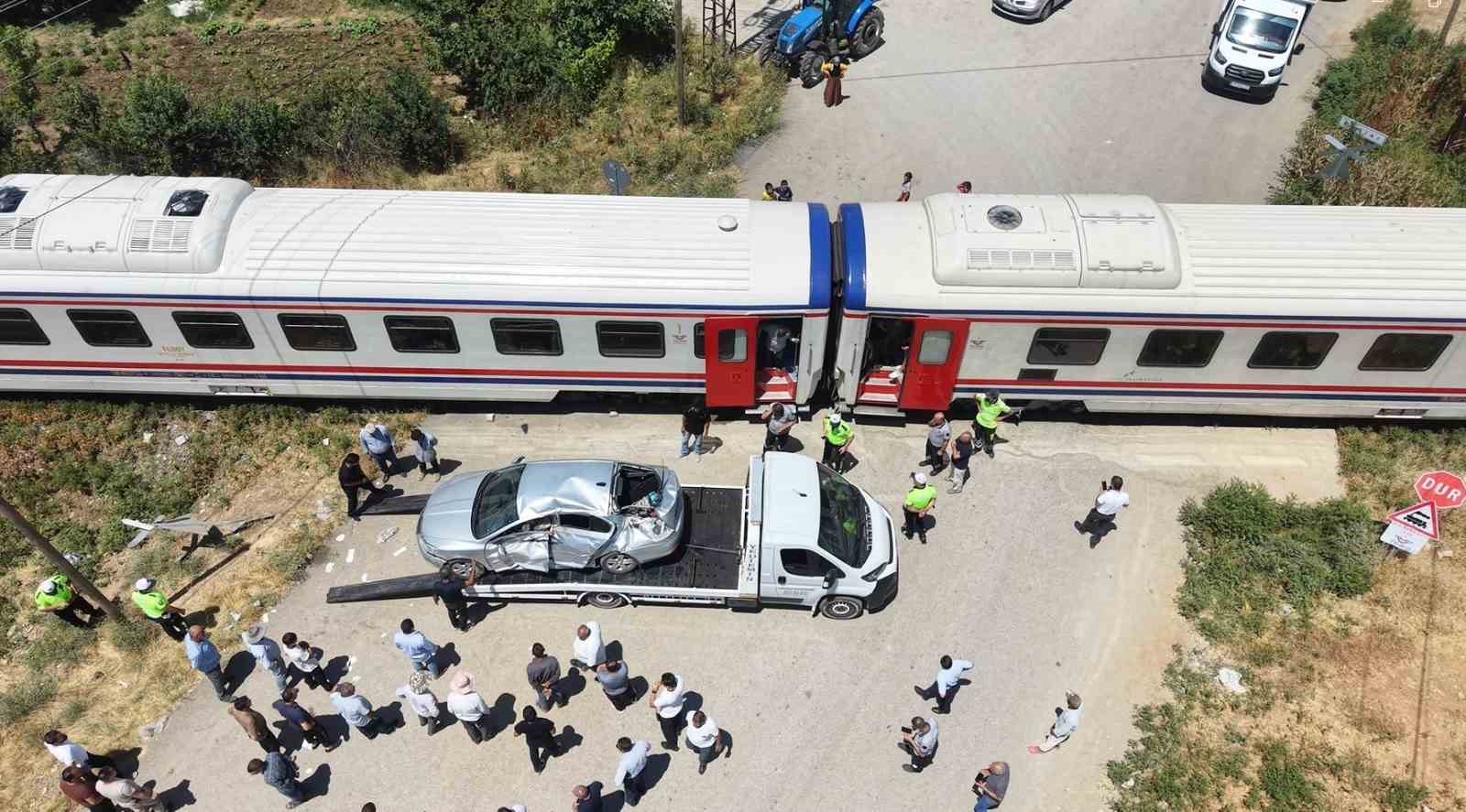 Muş’ta tren arabaya çarptı: 3 yaralı