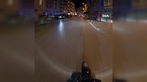 Müzik çaları kulağına dayayarak son ses ile sokakta yürüyen kişi reaksiyon çekti