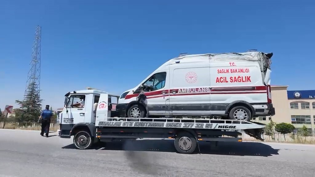 Niğde’de ambulans ile araba çarpıştı: 3’ü sıhhat çalışanı 5 yaralı