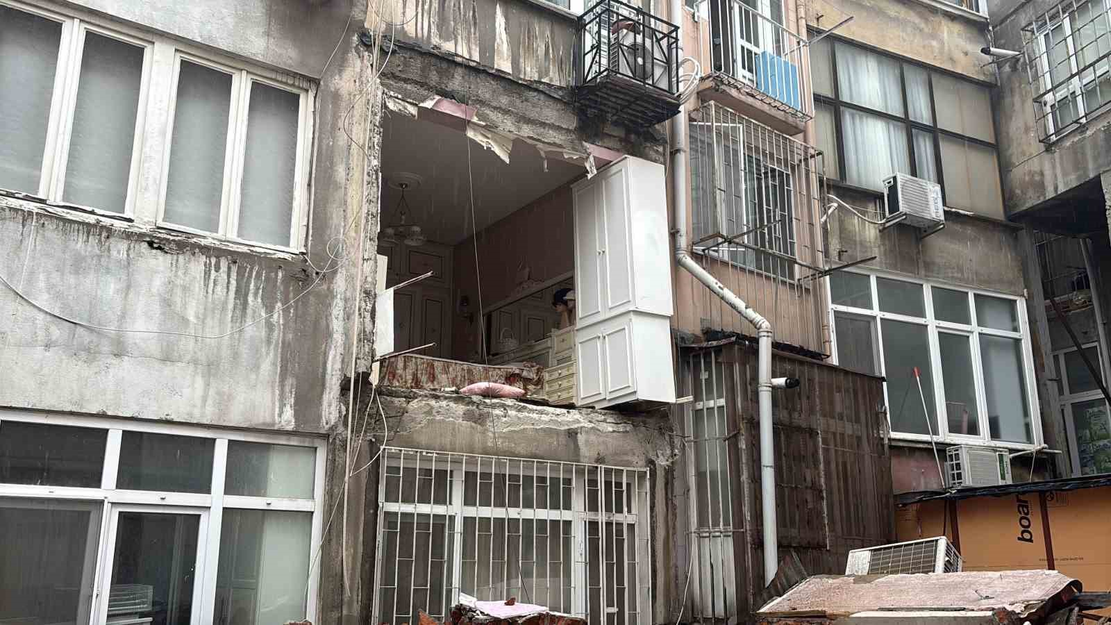 Nişantaşı’nda binanın duvarı çöktü: Mahalleli zelzele oldu zannetti