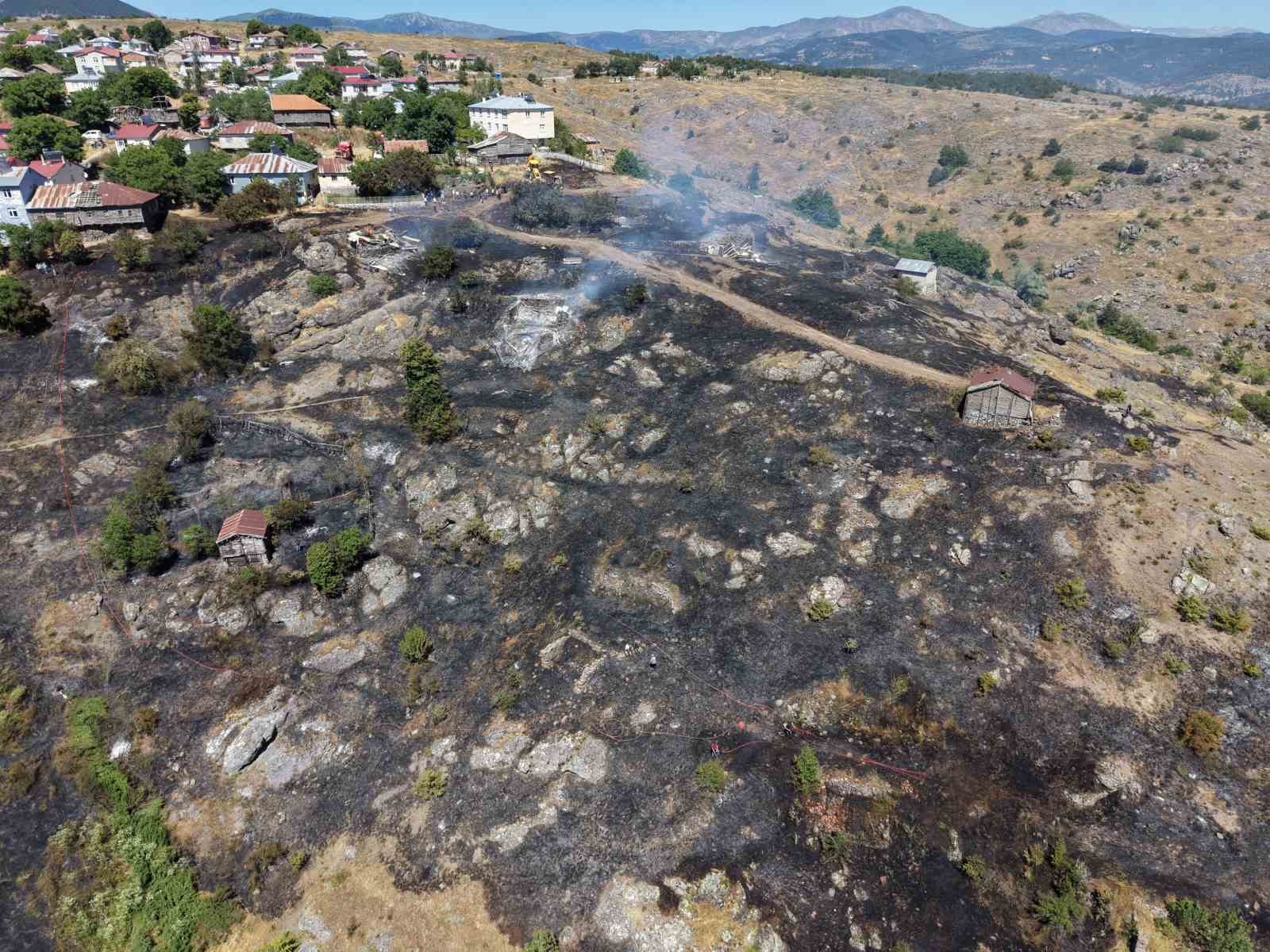 Ordu’da tarım yerinde çıkan yangında 5 samanlık yandı