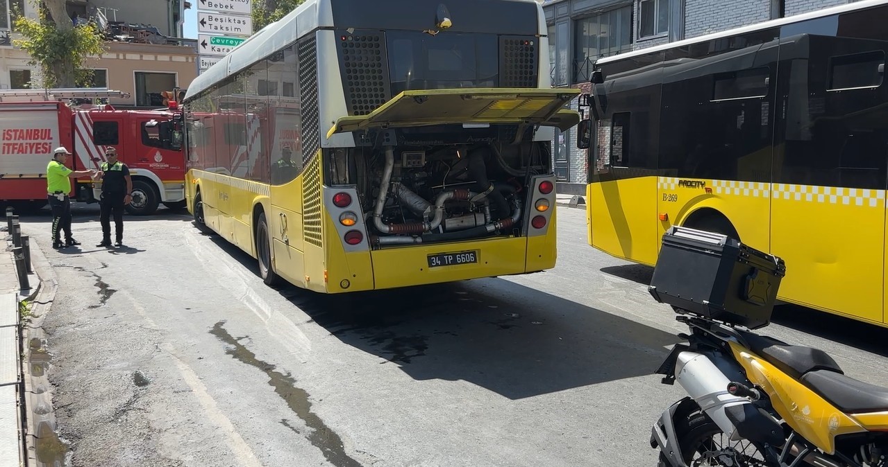 Ortaköy’de İETT otobüsünden dumanlar yükseldi: Motor arızası trafiğe sebep oldu