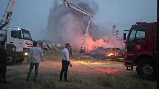 Otluk alanda çıkan yangın fabrikanın bahçesine sıçradı