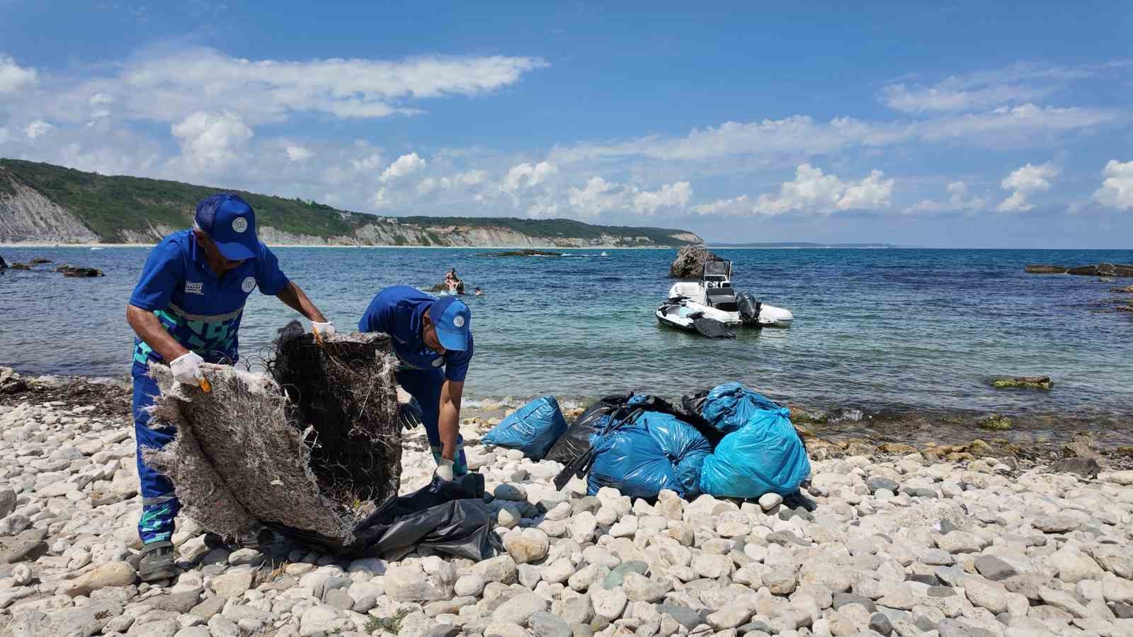 Paklık sorumluluğu İBB’de olan Karaburun Sahili temizlenmeyince Arnavutköy Belediyesi harekete geçti
