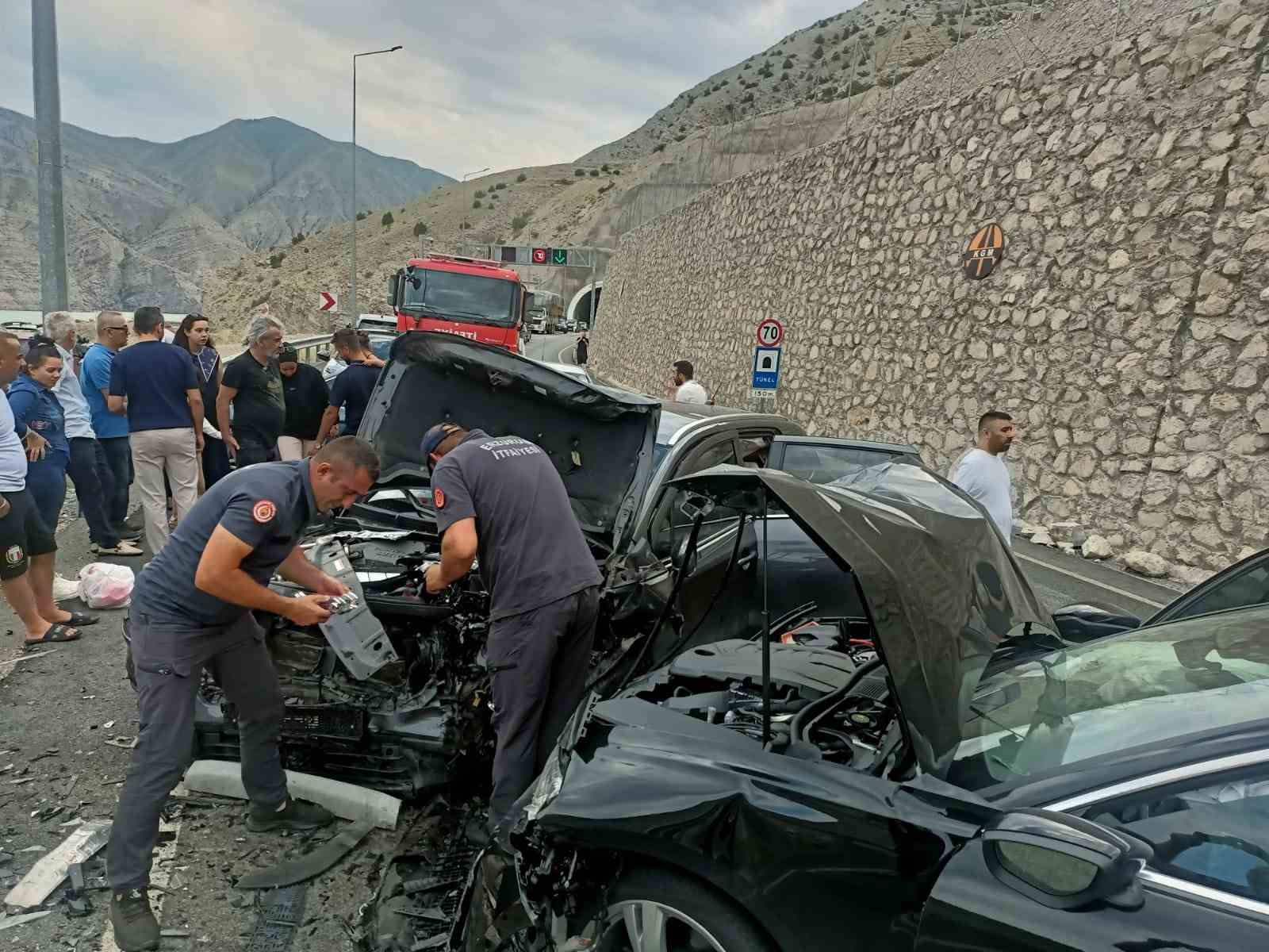 Pirinkayalar Tüneli Çıkışında Otomobiller Kafa Kafa Çarpıştı: 4 Yaralı