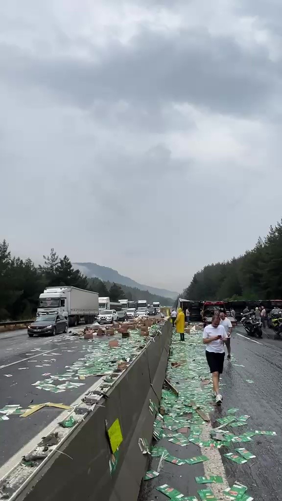 Pozantı-Adana Yolu Tır Kazası Nedeniyle Trafiğe Kapanmıştır