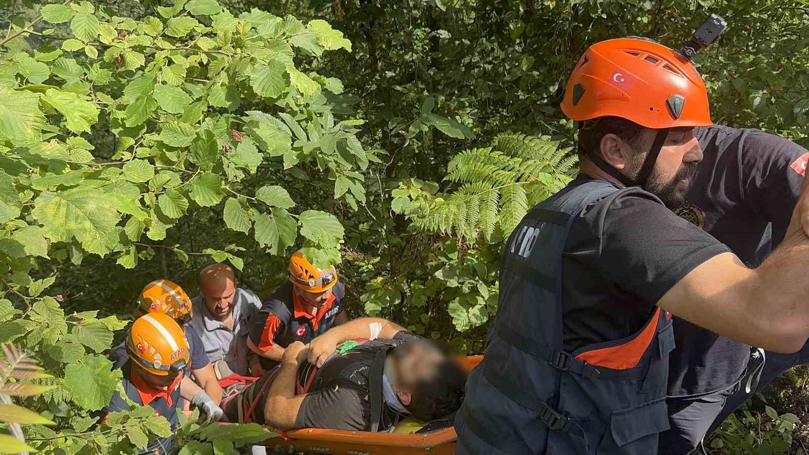 Rize’de uçuruma yuvarlanan iş makinesinin operatörü yaralandı