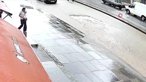 Sağanak yağış sonrası çöken yola araç bu türlü düştü