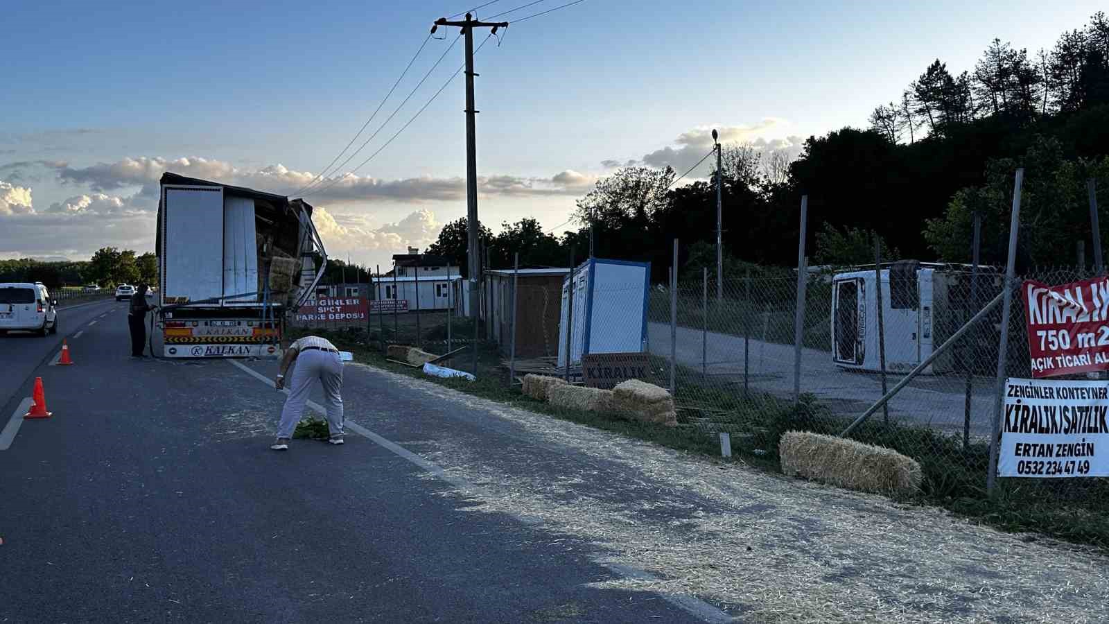 Sakarya’da tır ile çarpışan personel midibüsü devrildi: 13 yaralı
