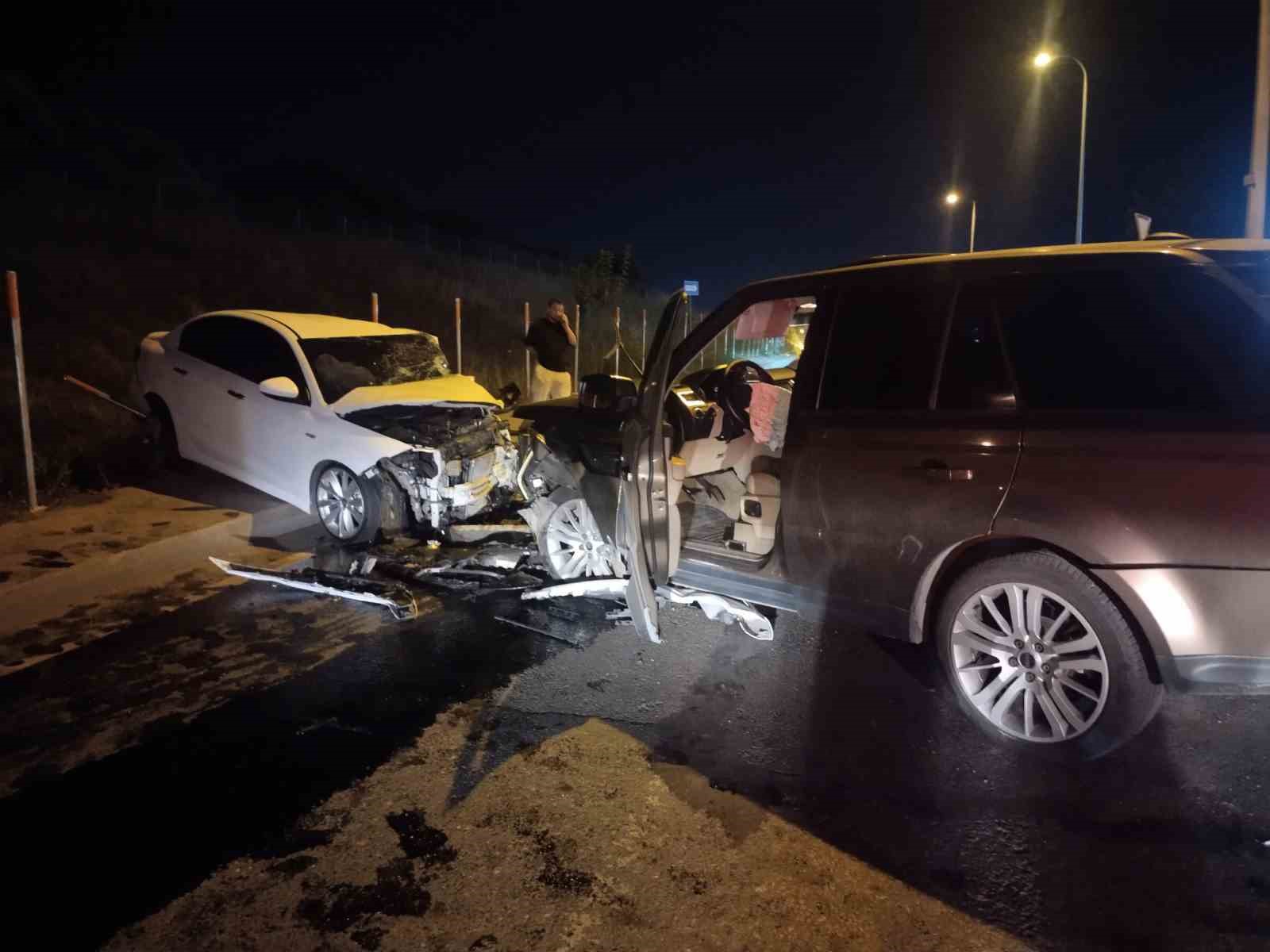 Sancaktepe’de aykırı yönden gelen araba, 2 araca çarptı: 2’si ağır 5 yaralı