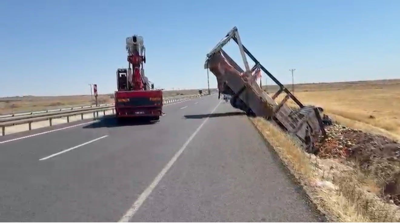 Şanlıurfa’da karpuz yüklü kamyon şarampole devrildi: 2 yaralı