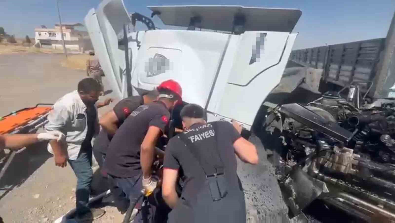 Şanlıurfa'da Tır ve Kamyon Çarpışması: Bir Ölü ve Bir Yaralı