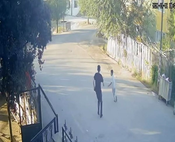 Sarsıntı anında çocukların panik dolu kaçışı kamerada