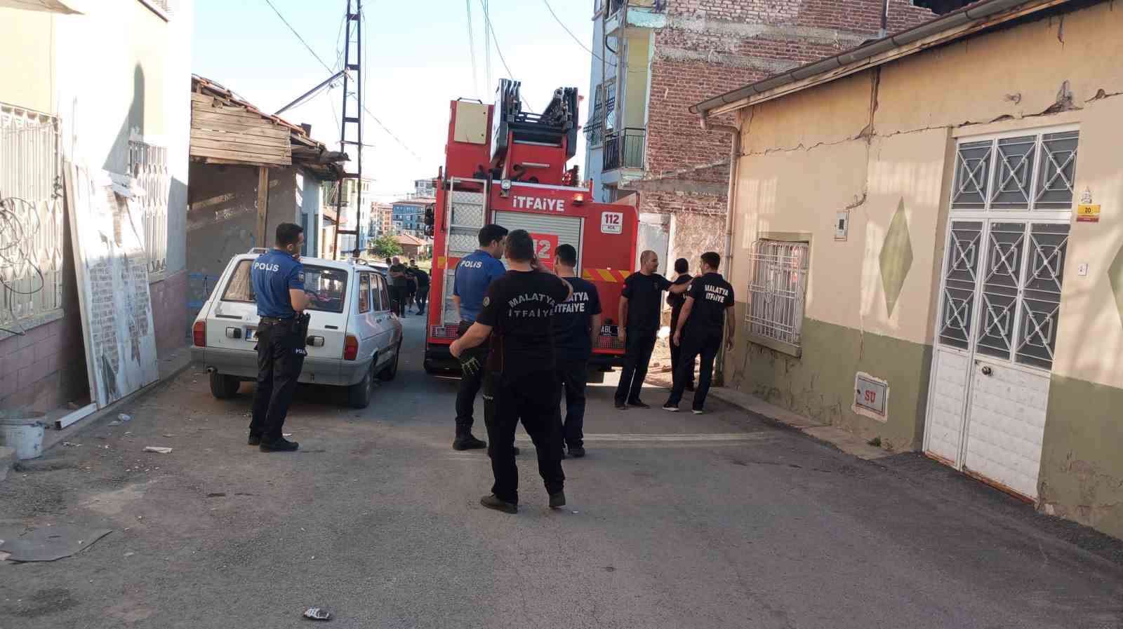 Sarsıntıda iki katlı müstakil konutta kısmi göçük