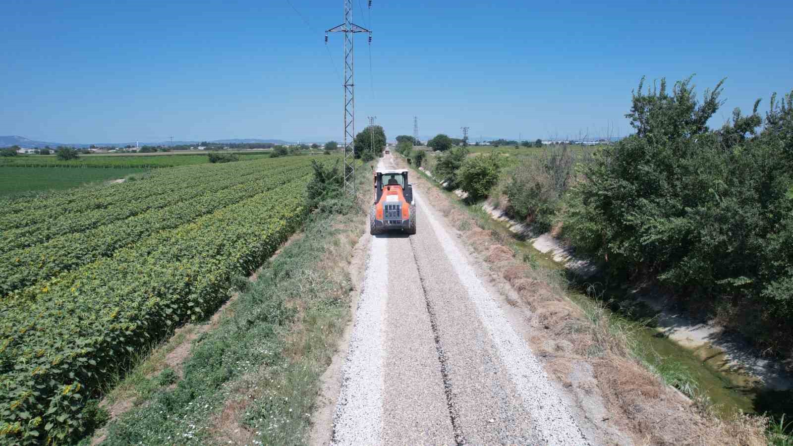 Şehzadeler’de çiftçinin beklediği yol yenilendi