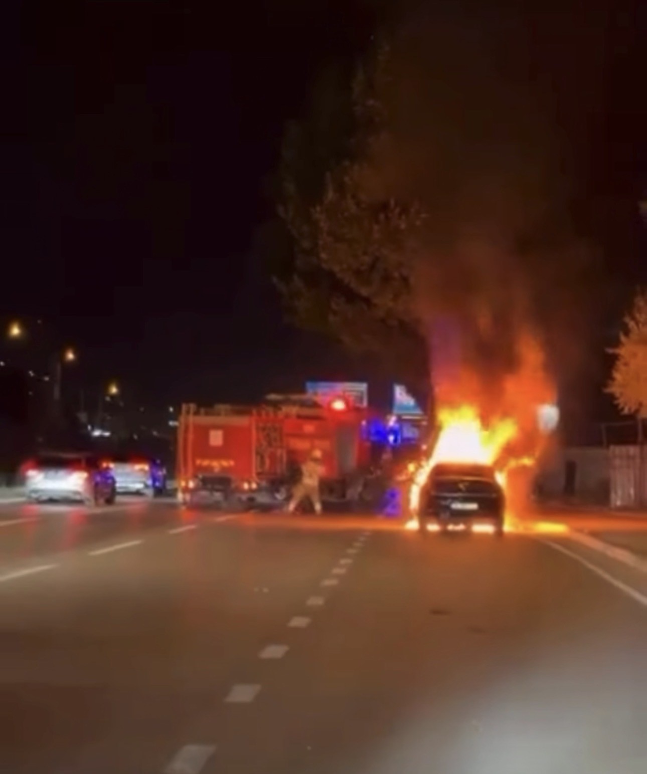 Seyir halindeki araba alev topuna döndü